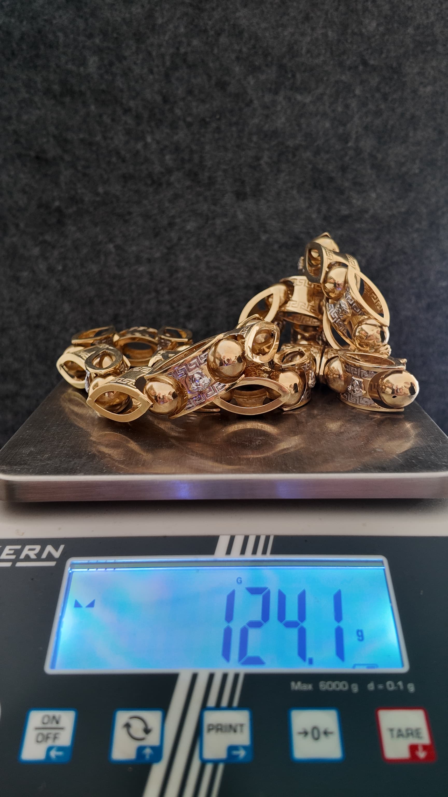 Gold auf Präzisionswaage
